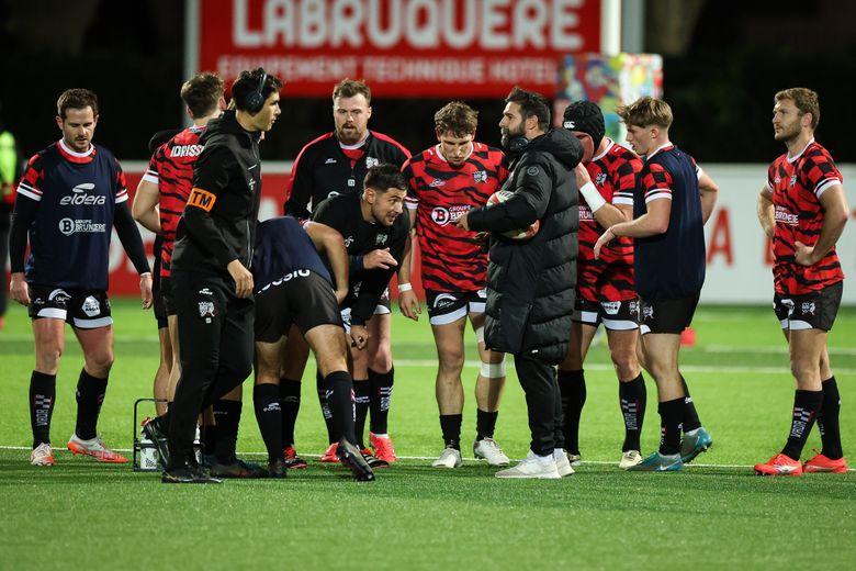 Le manager Fabien Fortassin et ses joueurs, après la victoire à Biarritz.
