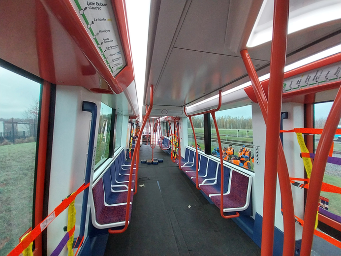 Les sièges sont placés latéralement, et la rame est 30 % plus large que sur les lignes A et B.