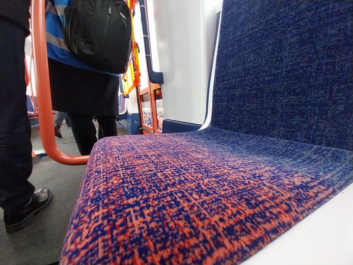 La couleur brique se retrouve sur les larges sièges du métro.