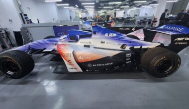 étudiants et ingénieurs engagés dans une course de voitures autonomes