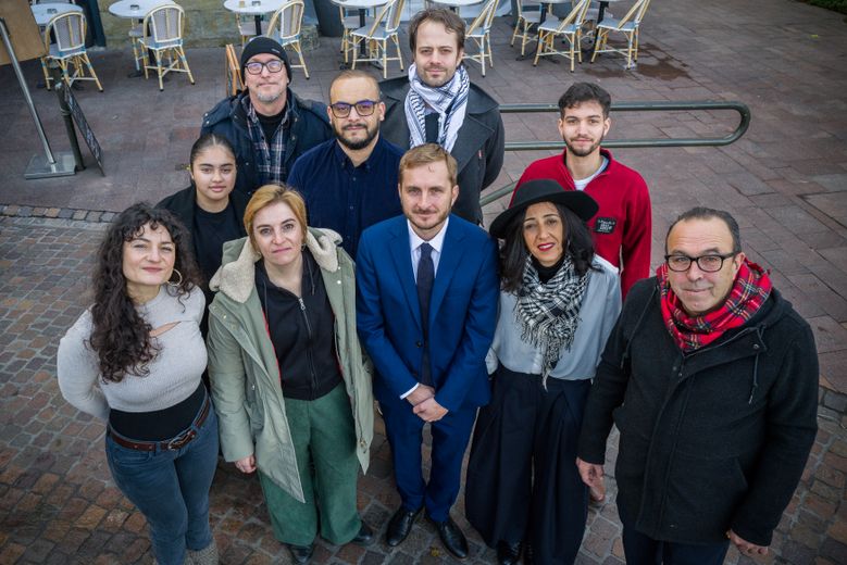 François Piquemal entouré par ses alliés de l’Assemblée des quartiers rejoints par le NPA, Tous pour Toulouse, un Écologiste et des Archipéliens.