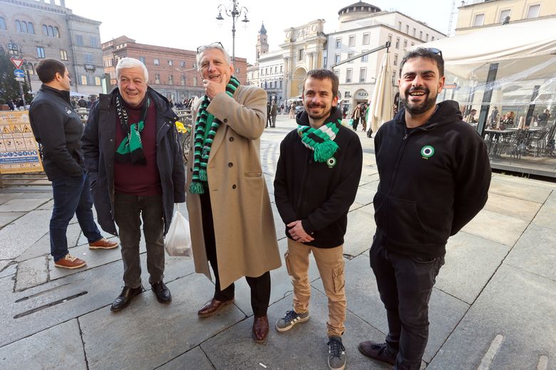 Jean-Claude Maillard, le président de l’USM, entourés par des supporters sapiacains, dont Roland Garrigues.