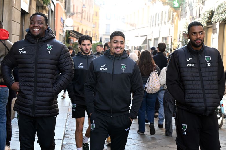 Stéphane Ahmed profite d’une balade avec ses deux gardes du corps Noa Kanika et Kyllian Ringuet.
