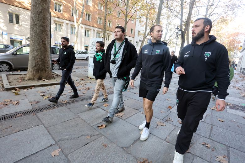 Les Ultras Sapiac ont fait le déplacement. Ici avec Clément Cappecchi, le kiné, et Jérôme Bosviel.