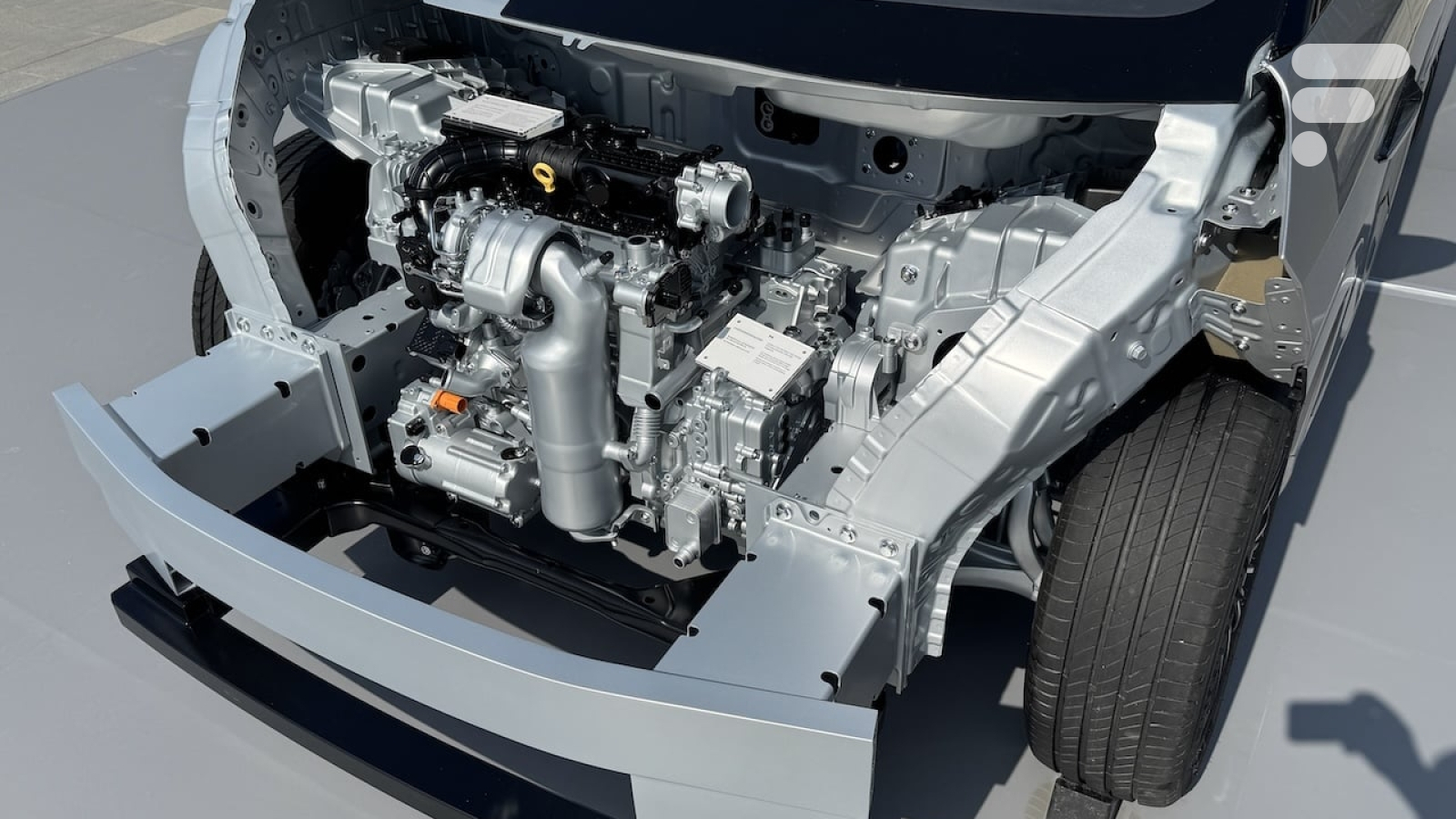 BYD dévoile son châssis révolutionnaire, la voiture aux 1 600 km d'autonomie et les Renault électriques avec moteur essence