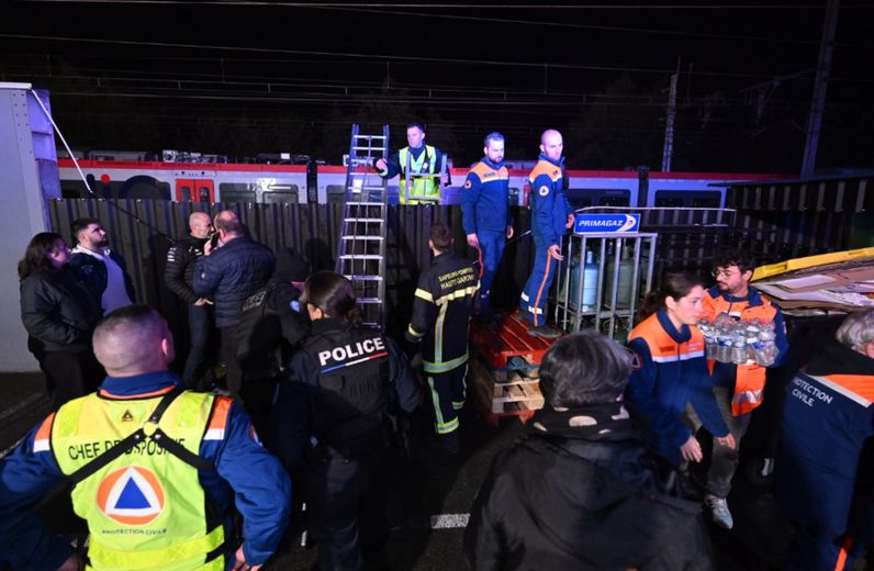 Les passagers en détresse en passe d’être évacués vers 22H15.