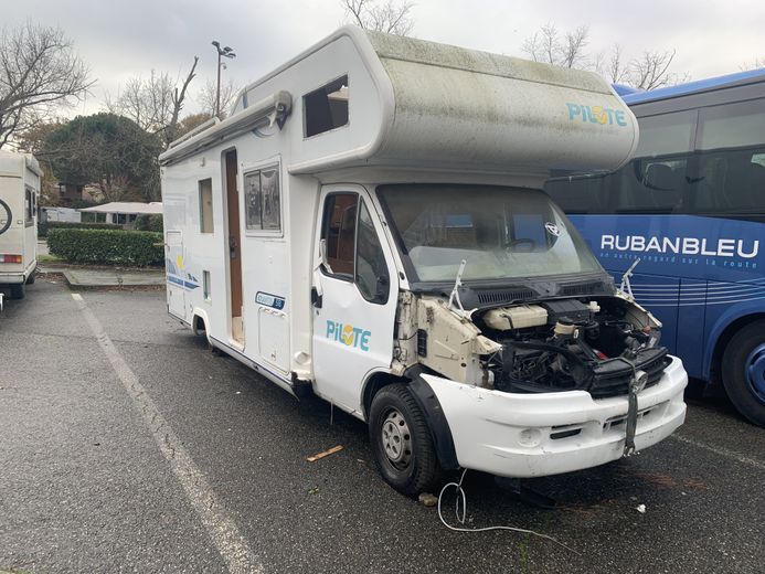 Un véhicule désossé sur le parking…