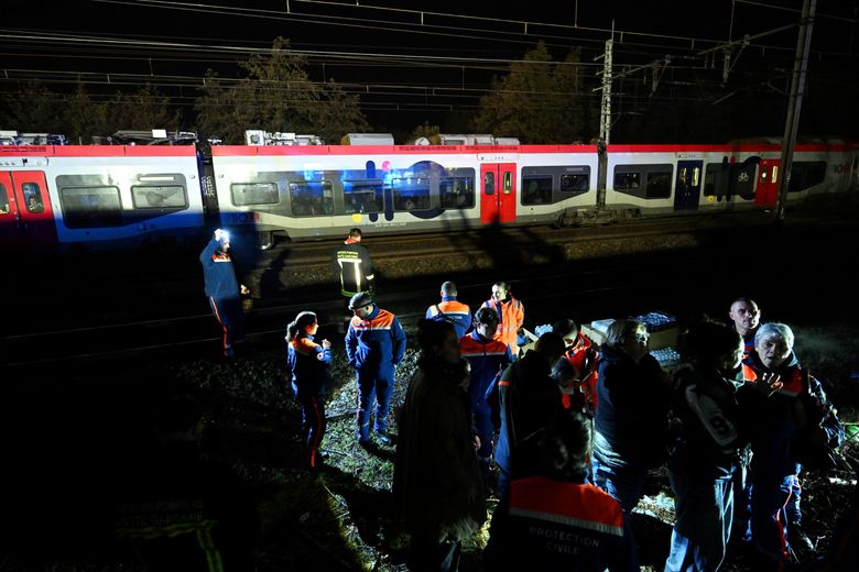Le train bloqué, les secouristes au travail.