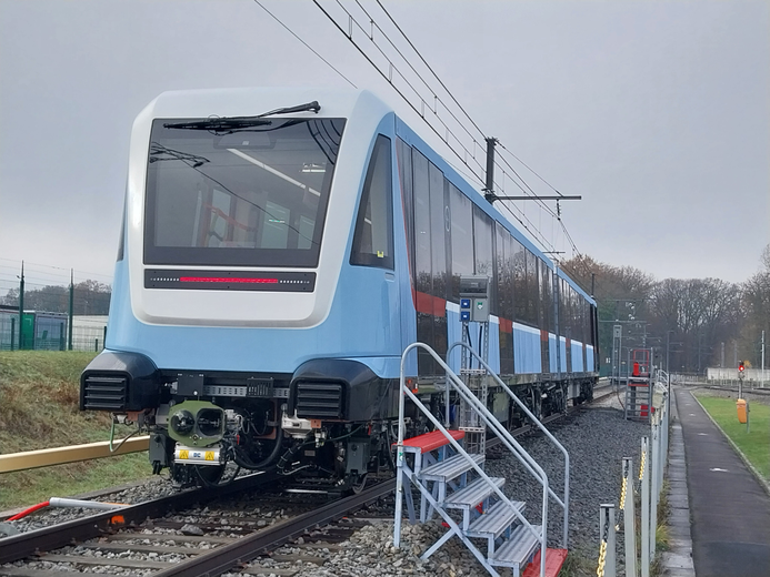 La première rame de la ligne C à Valenciennes au Centre d’essais ferroviaires d’Alstom, le 5 décembre 2025.