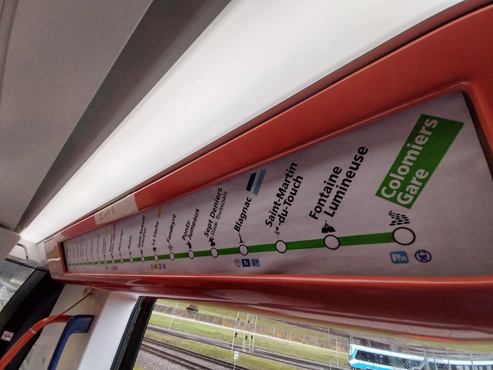 Les stations de la future ligne C dans la première rame. Ceci n’est pas la version définitive, qui sera lumineuse.