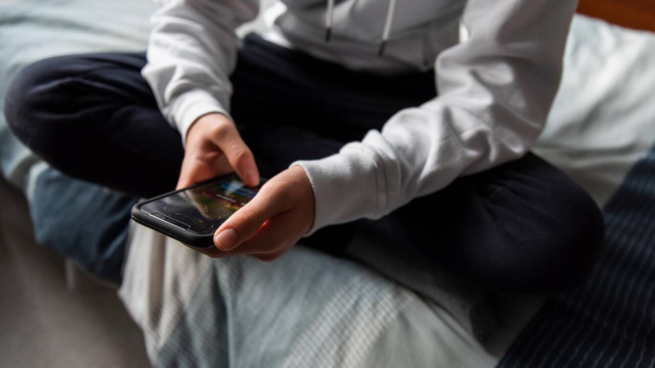 Il est dangereux de donner un téléphone à un enfant avant ses 12 ans, affirme une étude