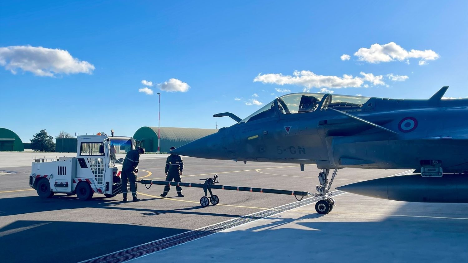 : Reportage Réveil à 6 heures, lit au carré, pas de portable... Immersion dans le futur quotidien des volontaires du service national à la base aérienne d’Orange