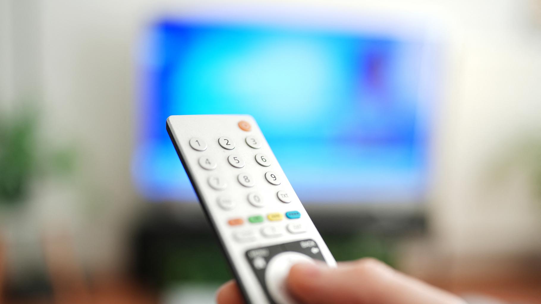 Europe 1 arrive à la télévision, voici pourquoi ça pose question