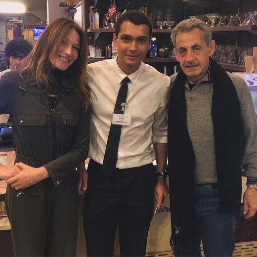Carla Bruni et Nicolas Sarkozy avec Gabriel, l’employé de l’hôtel Saint-Sauveur.