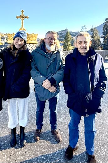 Carla Bruni et Nicolas Sarkozy ont pris une photo avec Fabien Dupielet au Sanctuaire, à la sortie de la messe.