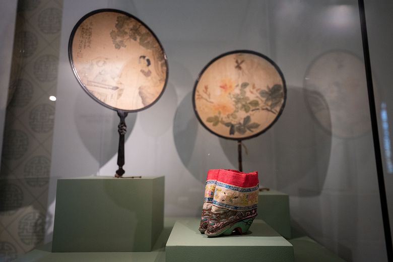 La collection d’objets de Colette Richarme avec les petits chaussons.