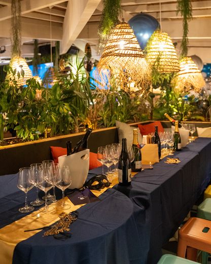 Masques et tenues élégantes au Coco Club pour fêter la nouvelle année