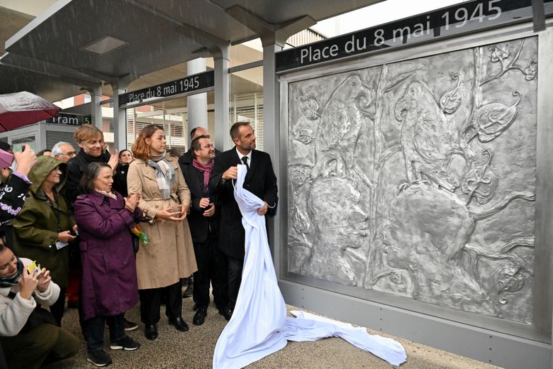 La station de tramway intègre une œuvre de Barthélémy Toguo.