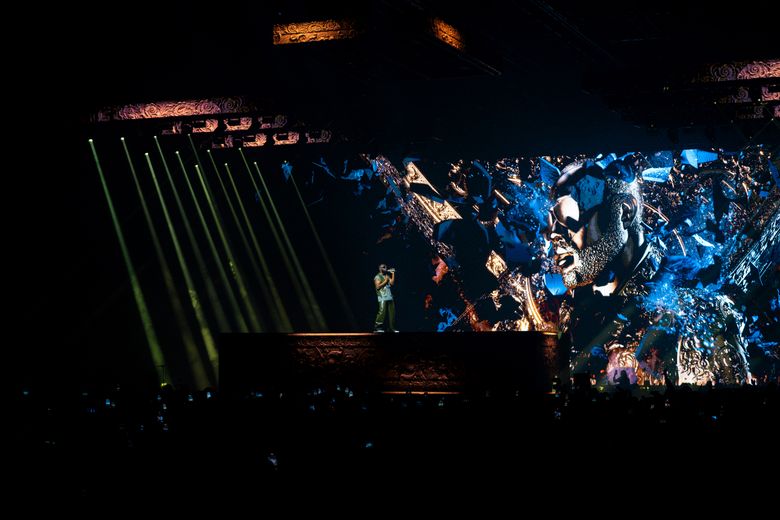 Les vidéos en fond de scène ne font pas toujours dans la dentelle pour mythologiser la star… mais ça passe !