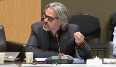 Aymeric Caron n’a pas ménagé son ancien employeur France TV, dans cette charge violente