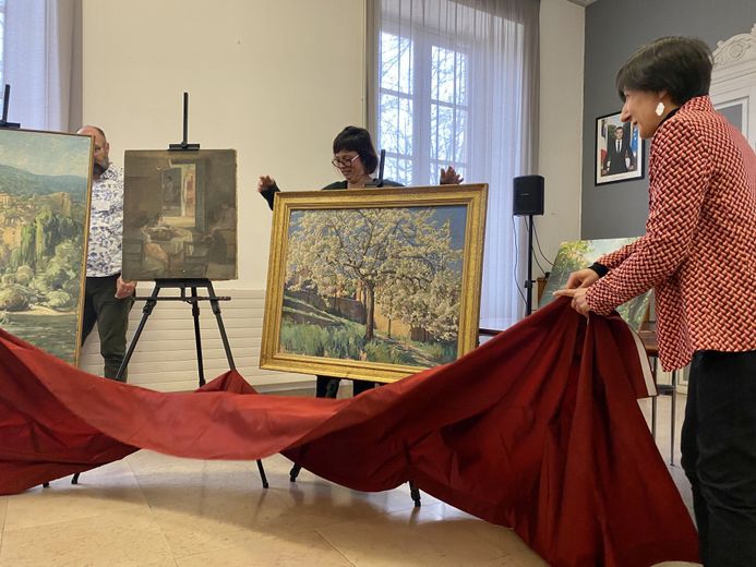 Les toiles se dévoilent devant les enfants du peintre.