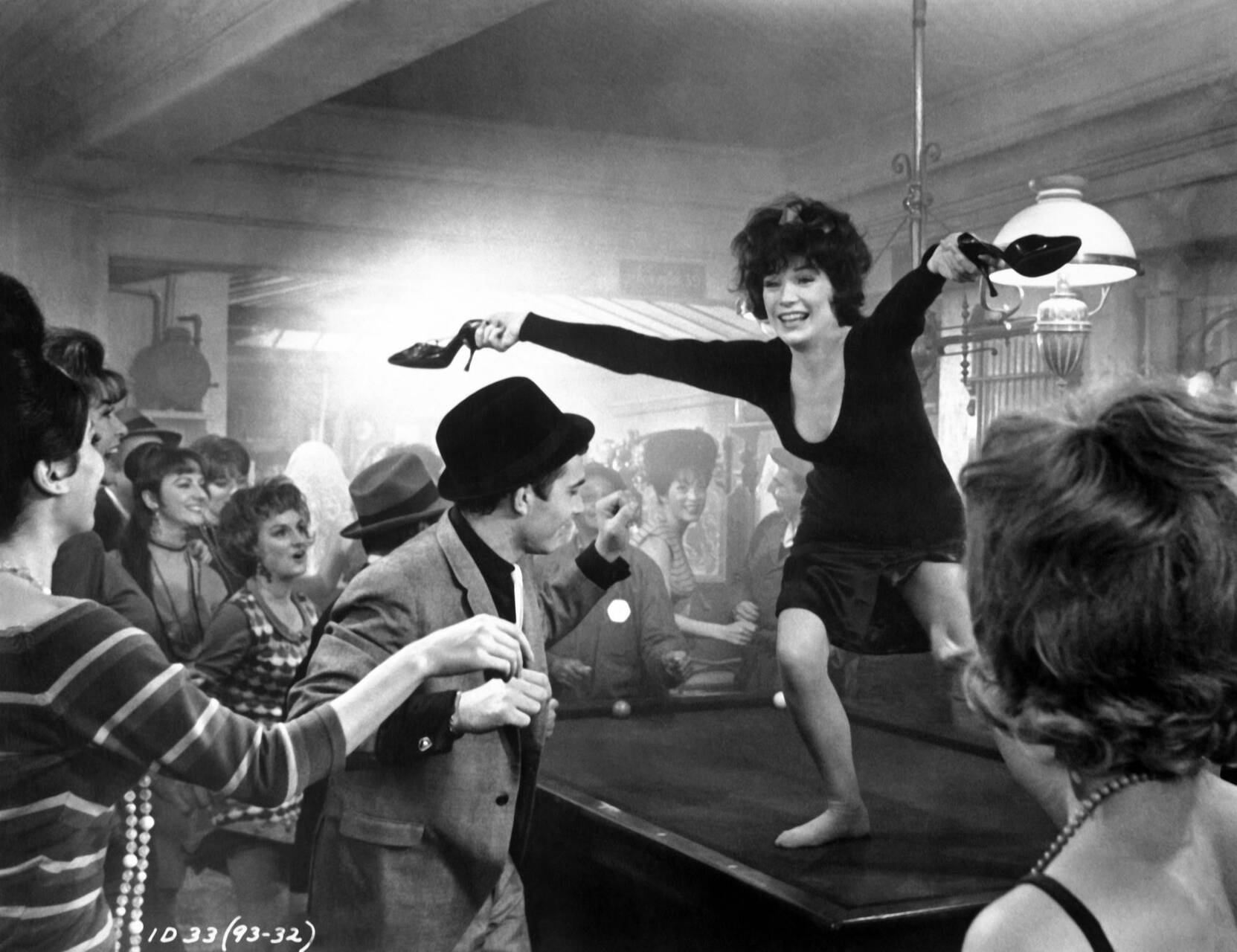 Pour beaucoup de cinéastes hollywoodiens, tels Billy Wilder dans Irma la douce avec Shirley McLaine, Paris est une ville où tout est champagne et bonne humeur.
 — © UNITED ARTISTS / Courtesy Album