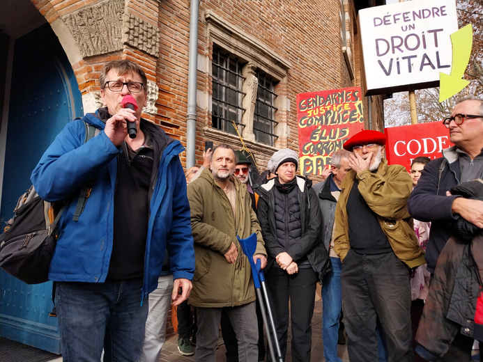 À la sortie de l’audience, les porte-parole des associations ont été applaudies par une soixantaine de sympathisants.