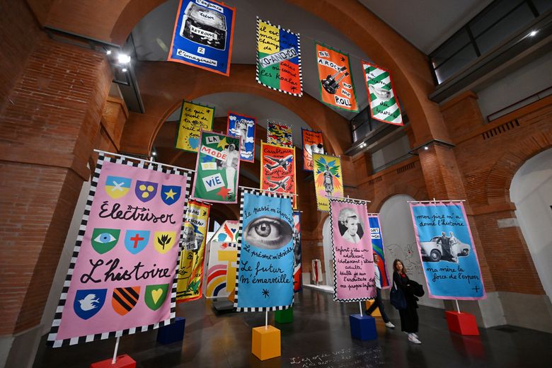 Des bannières façon Moyen-Âge pour retracer la vie de Castelbajac, dès l’entrée des Abattoirs.