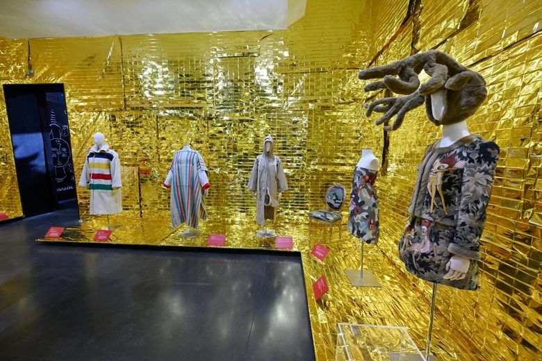 La salle dorée "Haute Protection" fait la part belle aux camouflages.