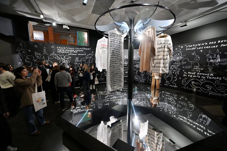 Le carrousel rend hommage aux dessins et vêtements imprimés de Castelbajac, sur une musique de Vladimir Cauchemar.