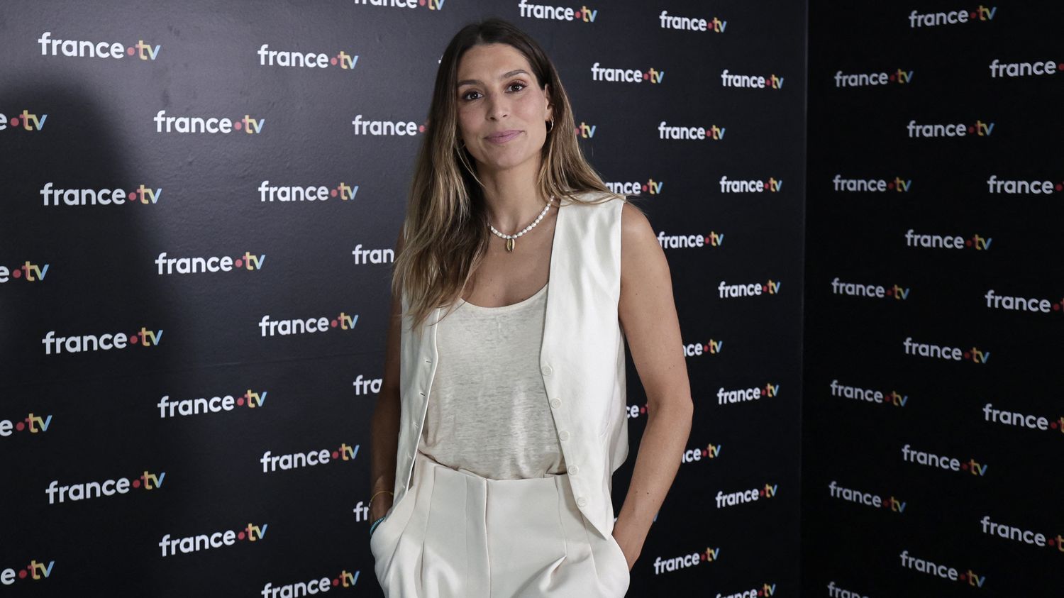l'animatrice Laury Thilleman revient sur le baiser forcé d'Ary Abittan lors d'une émission en 2013