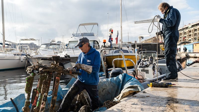Sur le Vieux-Port, des trottinettes ayant passé plus de six ans dans l'eau ont été remontées à la surface par la Société nautique de la Corniche.