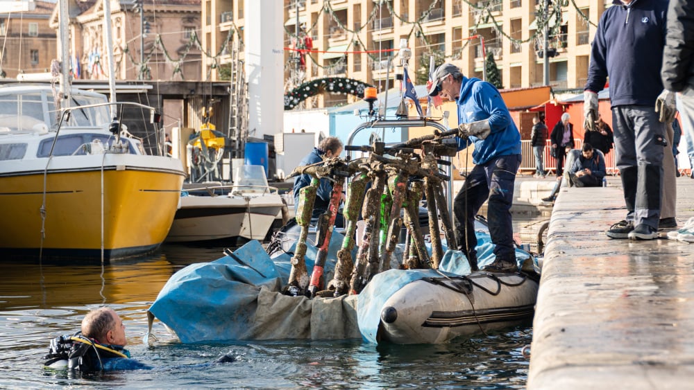 des trottinettes immergées depuis plus de 6 ans sorties du Vieux-Port de Marseille