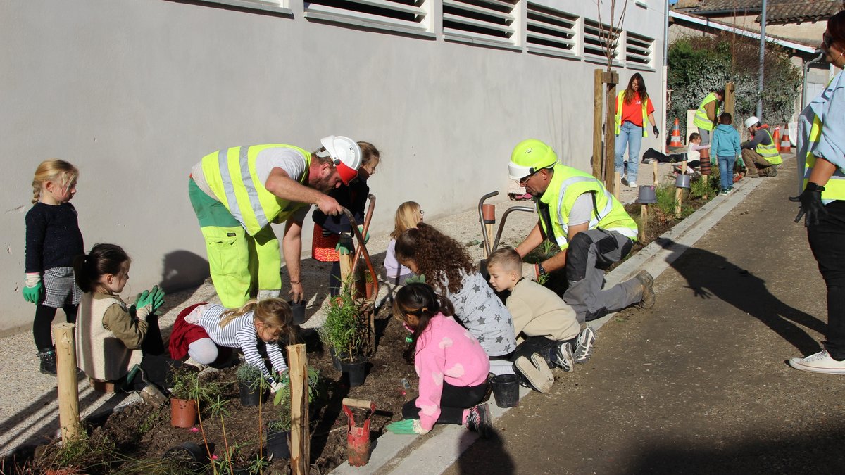 Saint-Étienne-de-Tulmont. Les enfants embellissent le centre-bourg