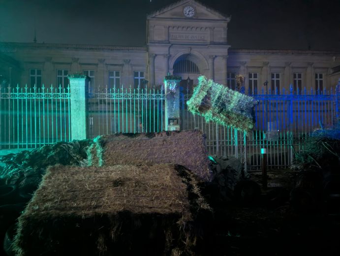 Des ballots de foin devant le palais de justice d’Agen