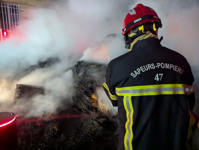 Les pompiers sont intervenus pour éteindre le feu de paille.