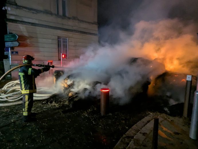 Les pompiers sont intervenus pour éteindre le feu de paille.