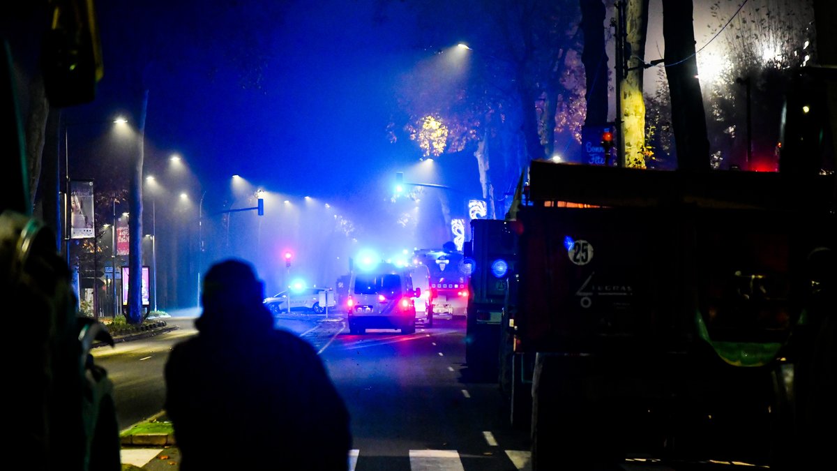 Dermatose nodulaire : mur de paille enflammé, barricades... en pleine nuit, la CR 47 a mené une opération surprise à Agen