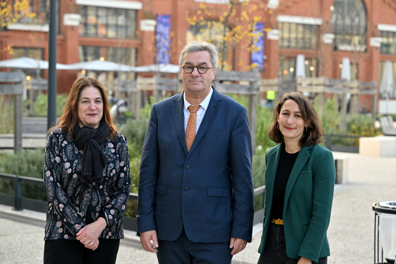 Florence Ginisty et Mélanie Baillot entourent la tête de liste, le socialiste François Briançon.