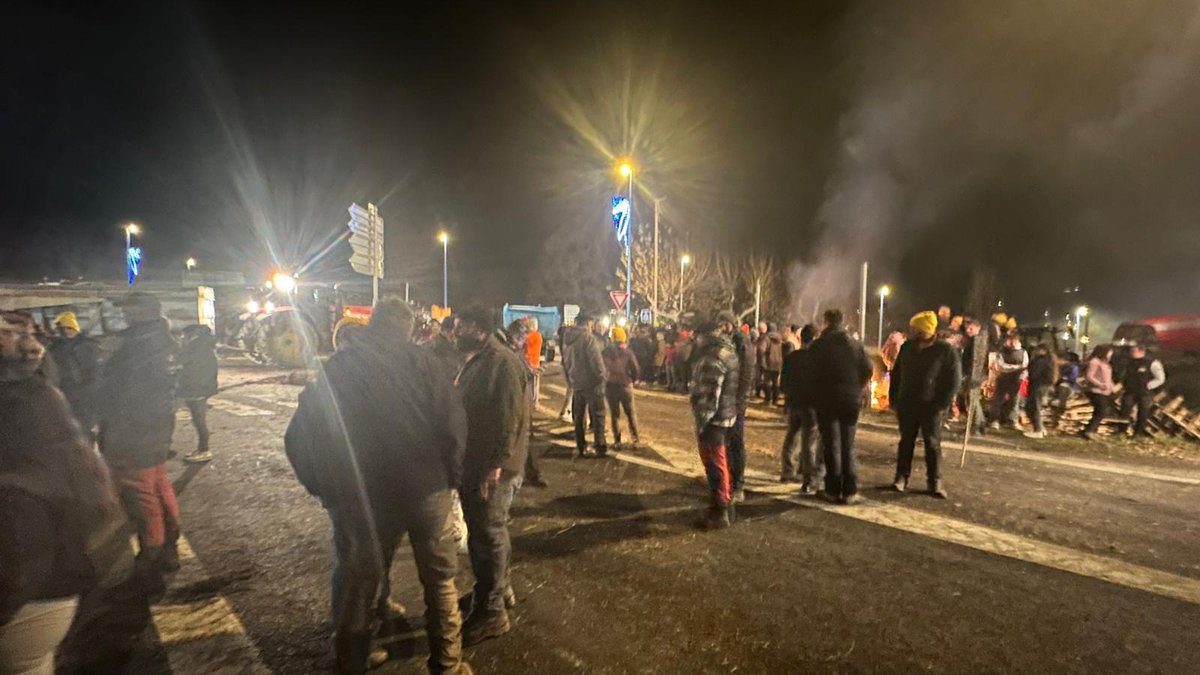 Dermatose nodulaire. "On bouche la route qui mène au Pas de la Case, le plus longtemps possible" : la colère paysanne continue de gronder