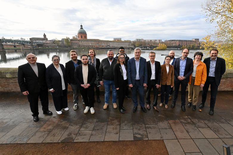 Les représentants des huit partis présents sur la liste "la Gauche unie pour Toulouse", le 3 décembre 2025.