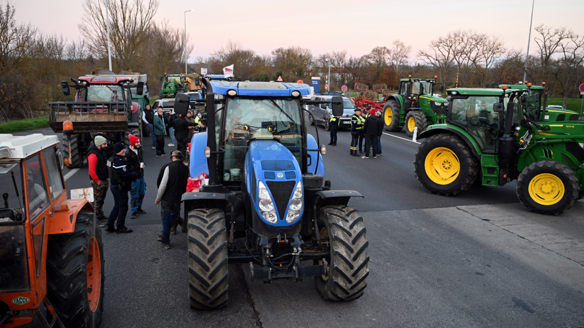 DIRECT. Dermatose nodulaire : "Pour être écoutés, on va faire sauter des ponts", axes routiers bloqués, sangliers pendus… le ton monte