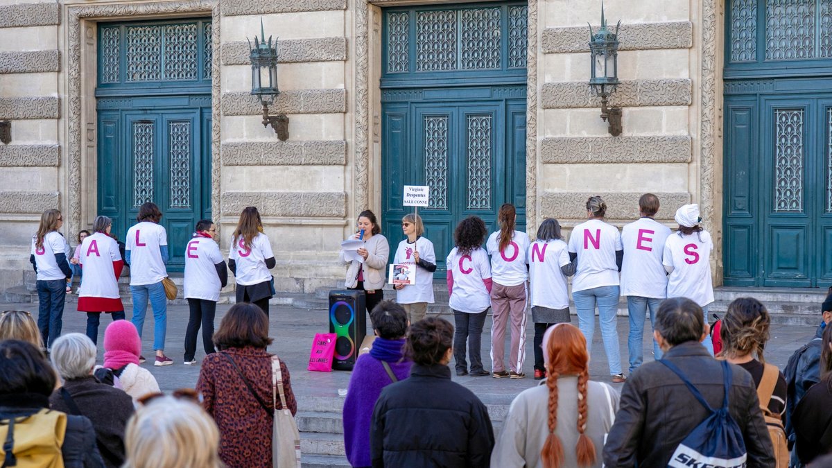 "Sales connes" : dépôt de plainte et mobilisation, les Tricoteuses hystériques maintiennent la pression après les propos de Brigitte Macron
