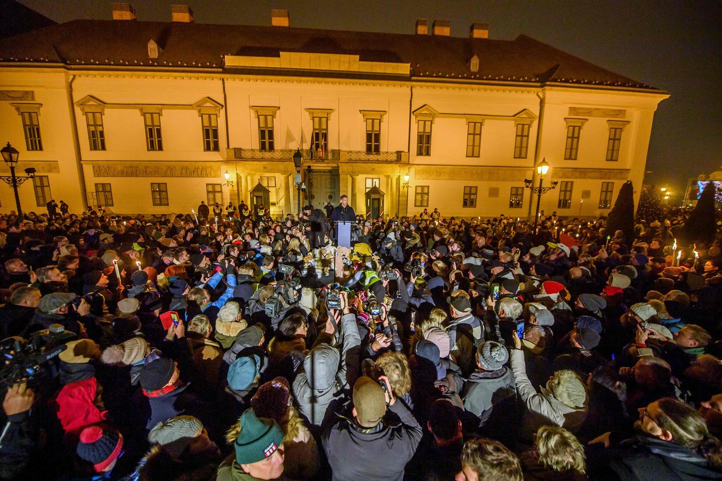des milliers de manifestants pour demander la démission de Viktor Orban, après la révélation de maltraitances dans l’aide sociale à l’enfance