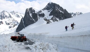 Deux randonneurs bloqués par la neige au col du Tourmalet