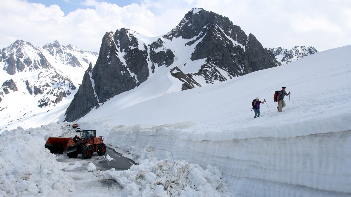 Deux randonneurs bloqués par la neige au col du Tourmalet