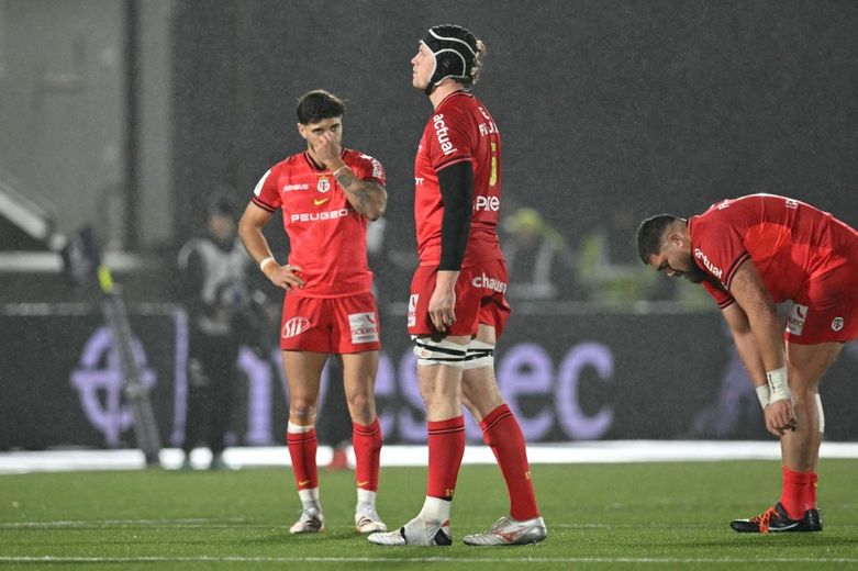 Romain Ntamack, Thibaud Flament et Emmanuel Meafou dépités.