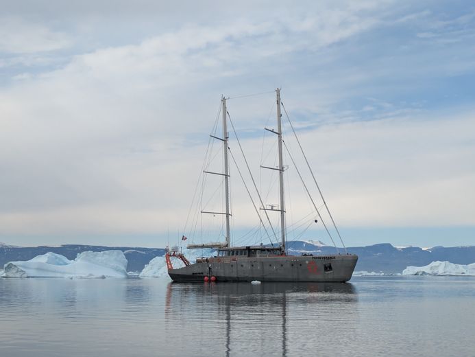 Le Persévérance, grande goélette polaire est à la fois un navire d’expédition scientifique et le bateau avitailleur du Polar POD.