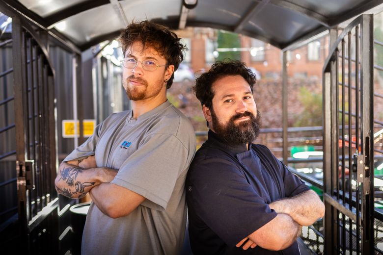 Tom Capou et Émilien Nimal sont aux fourneaux de la péniche Frankielanuit.