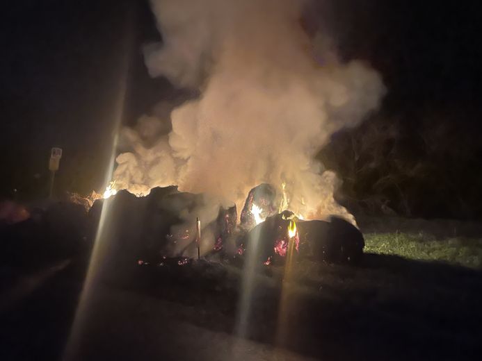 Les agriculteurs ont mis le feu à des bottes de paille cette nuit.